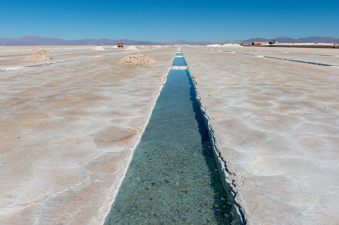 Salzabbau in Salinas Grandes, einer Salzpfanne in den Anden - liegt auf einer Höhe von 3.450 Metern an der Grenze der Provinzen Salta und Jujuy, Argentinien.