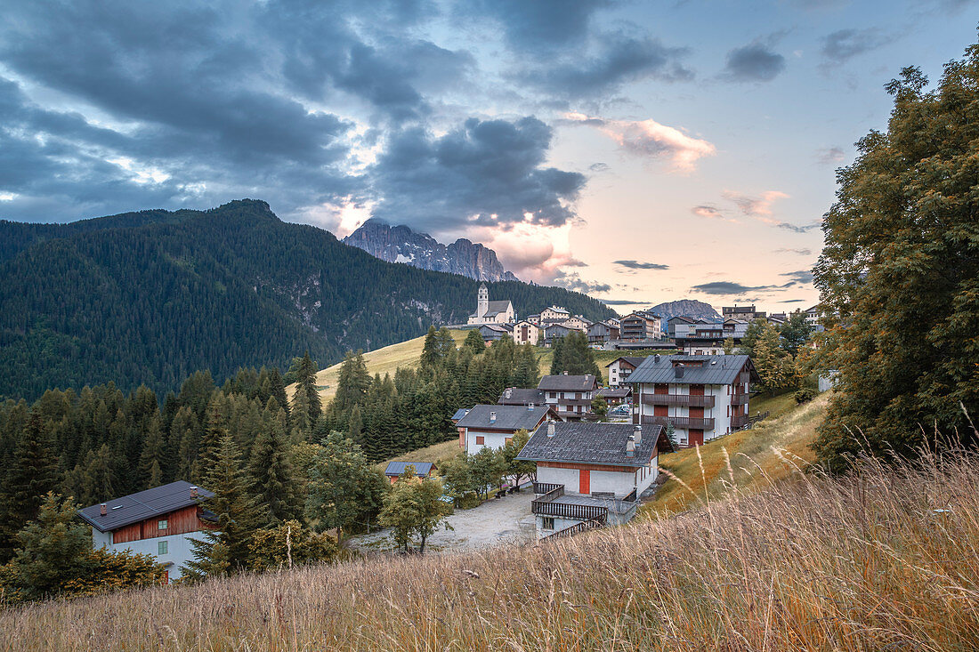 Das Dorf Colle Santa Lucia mit dem Berg Civetta im Herbst, Agordino, Provinz Belluno, Dolomiten, Venetien, Italien