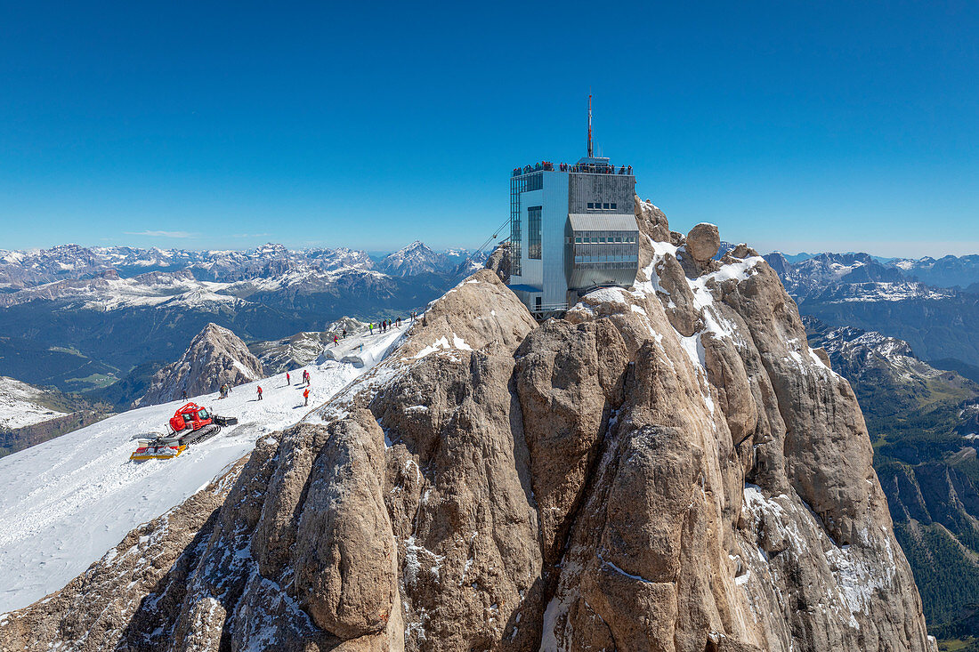 Seilbahnstation in Punta Rocca (mt 3265) in Marmolada und Panoramaterrasse mit herrlichem Blick auf die Dolomiten, Rocca Pietore, Belluno, Venetien, Italien