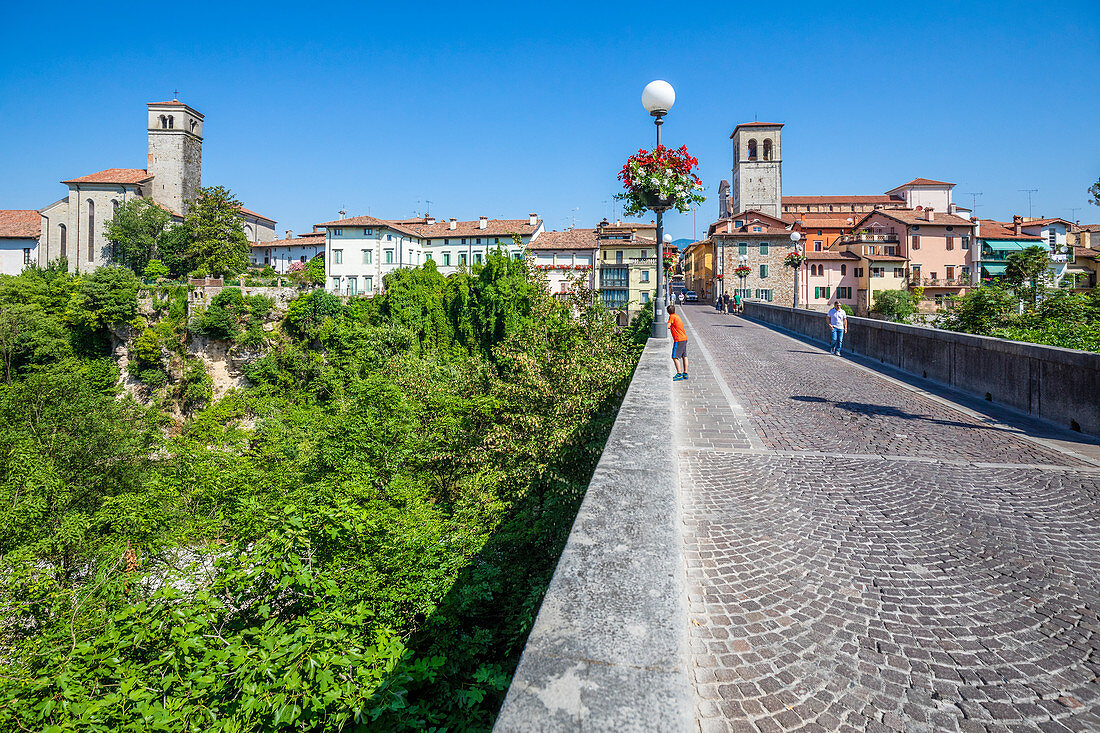Cividale del Friuli und die Teufelsbrücke (Ponte del Diavolo) am Fluss Natison, Udine, Friaul Julisch Venetien, Italien, Europa