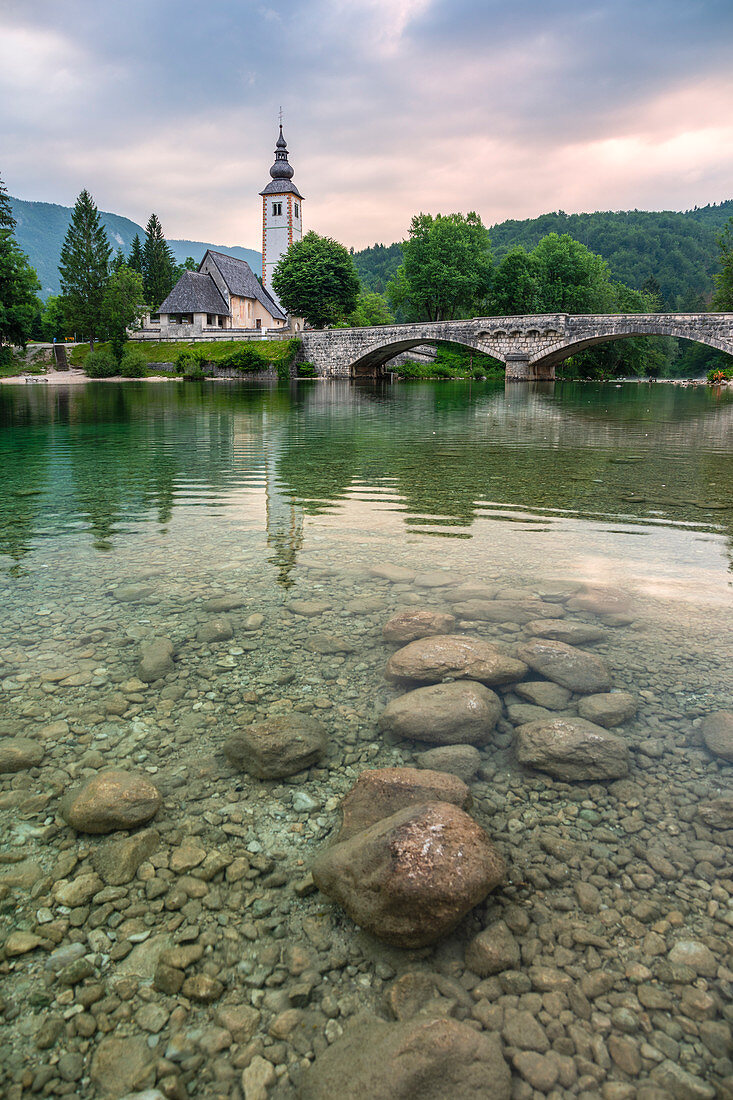 Johannes-der-Täufer-Kirche und Bohinj-See, Ribčev Laz, Oberes Krain, Triglav-Nationalpark, Slowenien