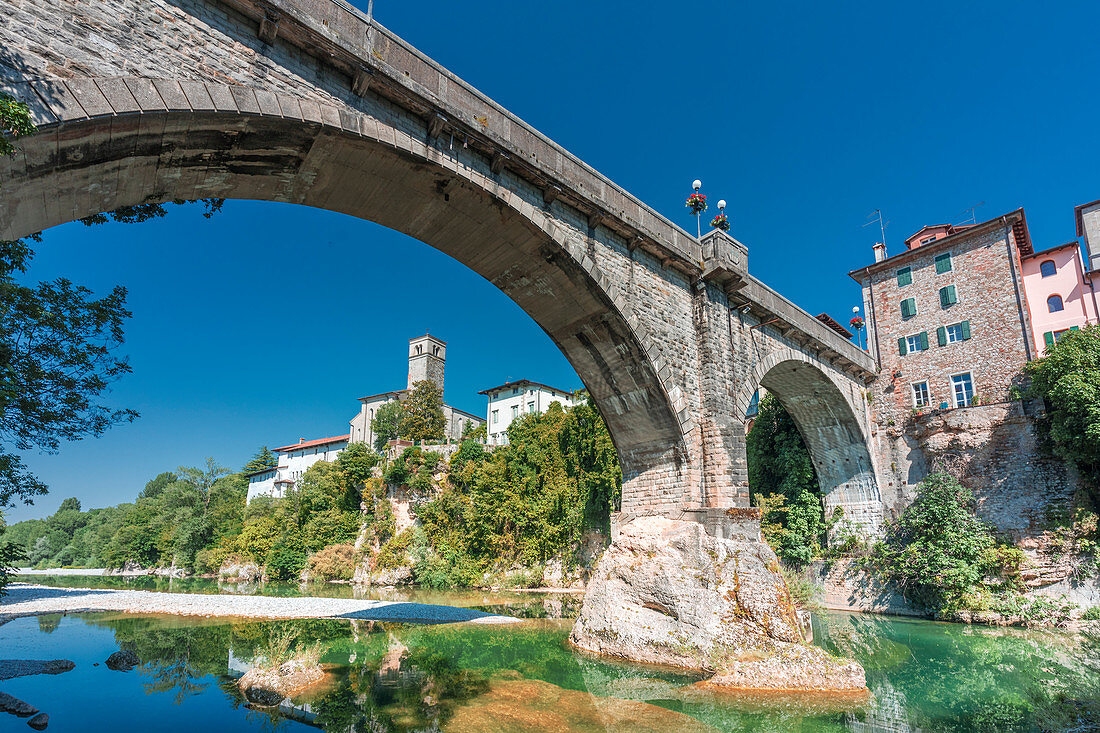 Die Teufelsbrücke (Ponte del Diavolo) am Fluss Natison, Cividale del Friuli, Udine, Friaul Julisch Venetien, Italien, Europa