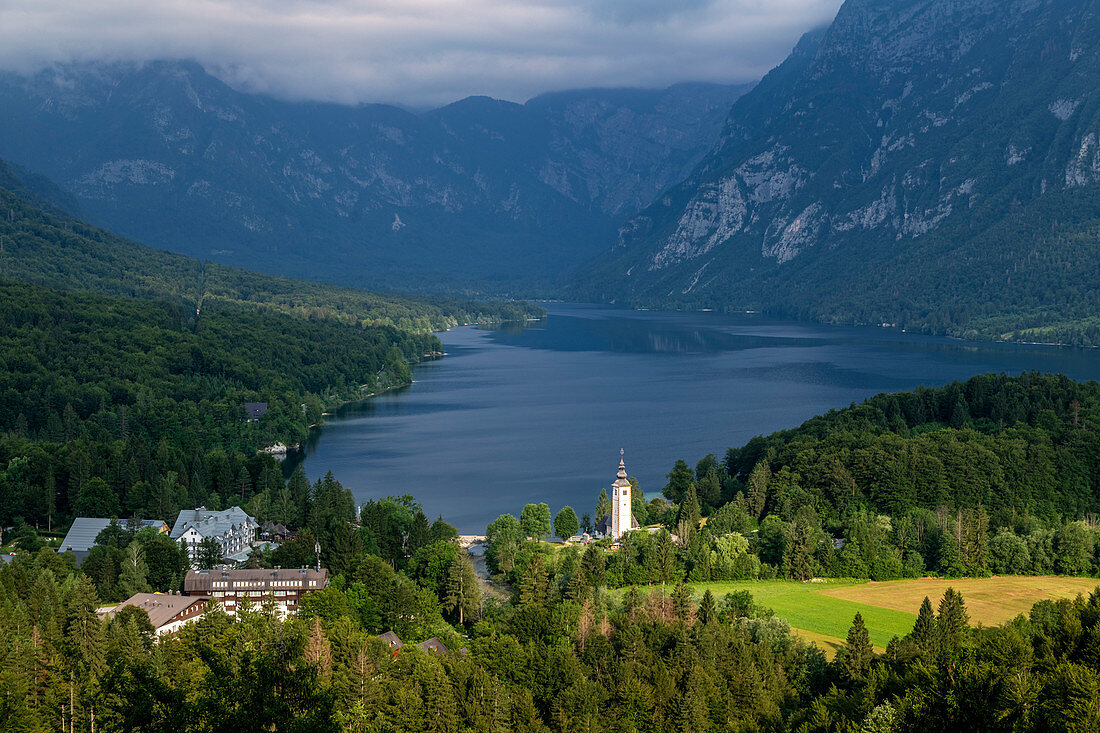 Johannes-der-Täufer-Kirche und Bohinj-See, Ribčev Laz, Oberes Krain, Triglav-Nationalpark, Slowenien