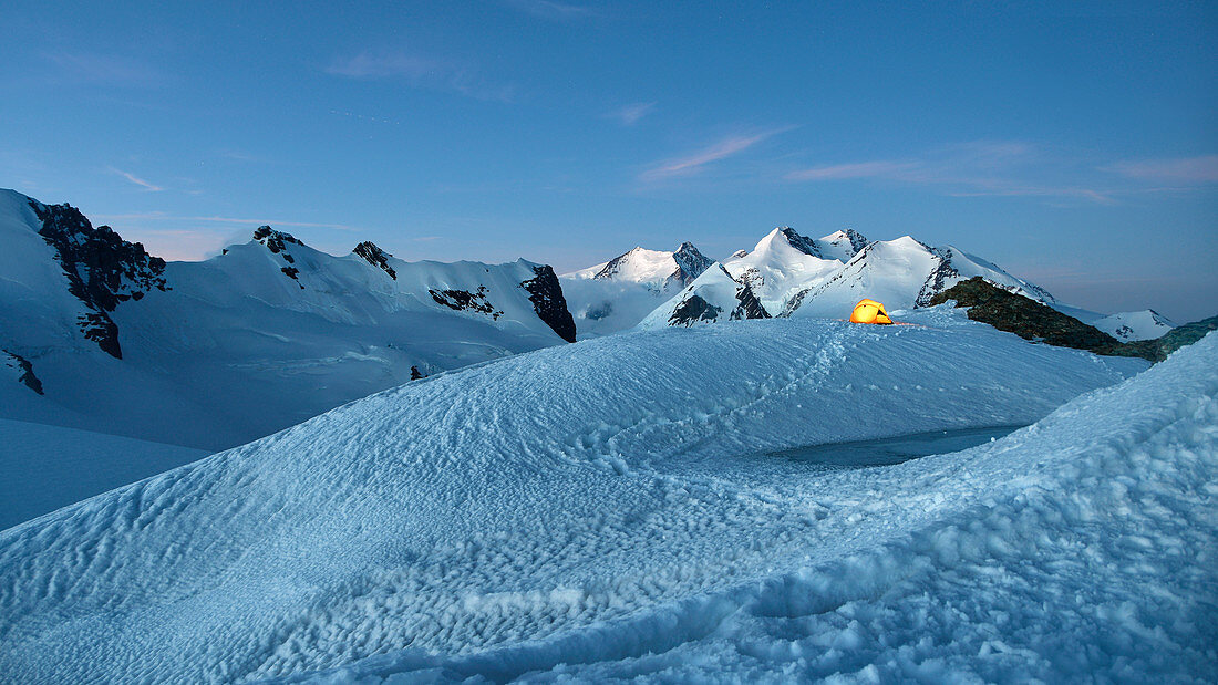 Camping mit Zelt umgeben von Monte Rosa Gletschern, Gobba di Rollin, Monte Rosa, Aostatal, Italien