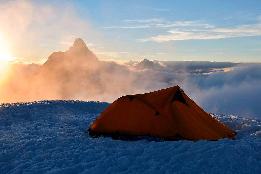 Camping in großer Höhe mit Matterhorn (Cervino) auf Hintergrund, Gobba di Rollin, Monte Rosa, Aostatal, Italien