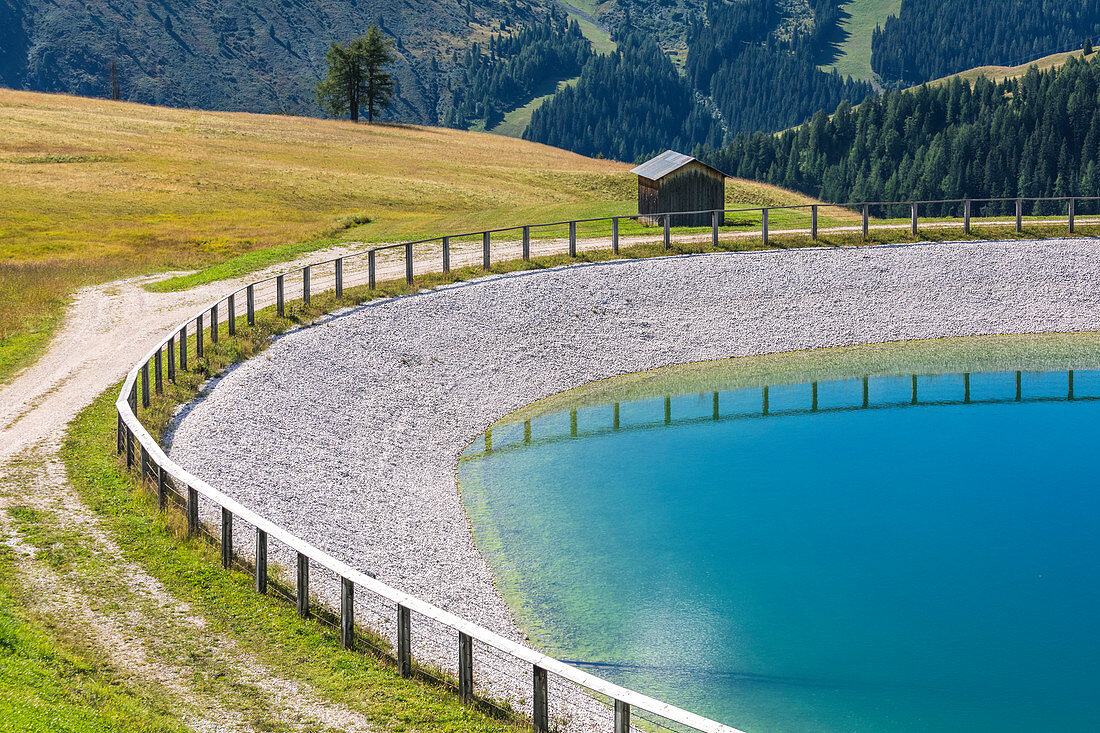 Kleiner künstlicher See nahe der Zuflucht Bec de Roces, Dolomiten, Arabba, Livinallogo del Col di Lana, Belluno, Venetien, Italien