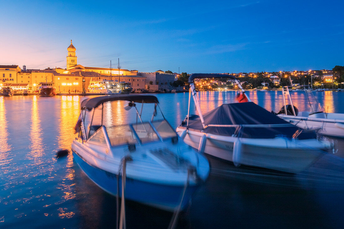 Stadt Krk, Blick auf das Wasser am Abend mit einigen festgemachten Booten, Insel Krk, Bucht Kvarner, Adriaküste, Kroatien
