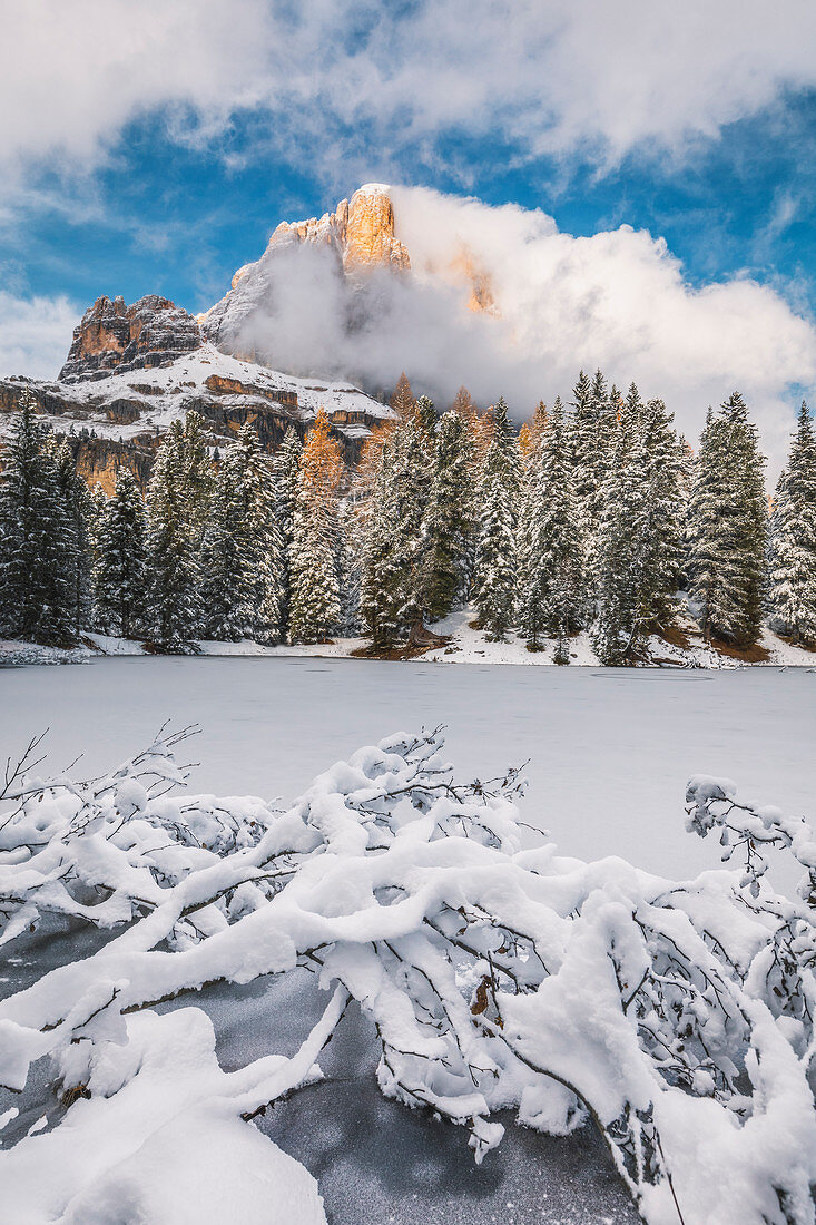 der kleine See von Bain de Dones nach dem Schneefall, im Hintergrund die Tofana di Rozes, Dolomiten, Cortina d'Ampezzo, Belluno, Venetien, Italien