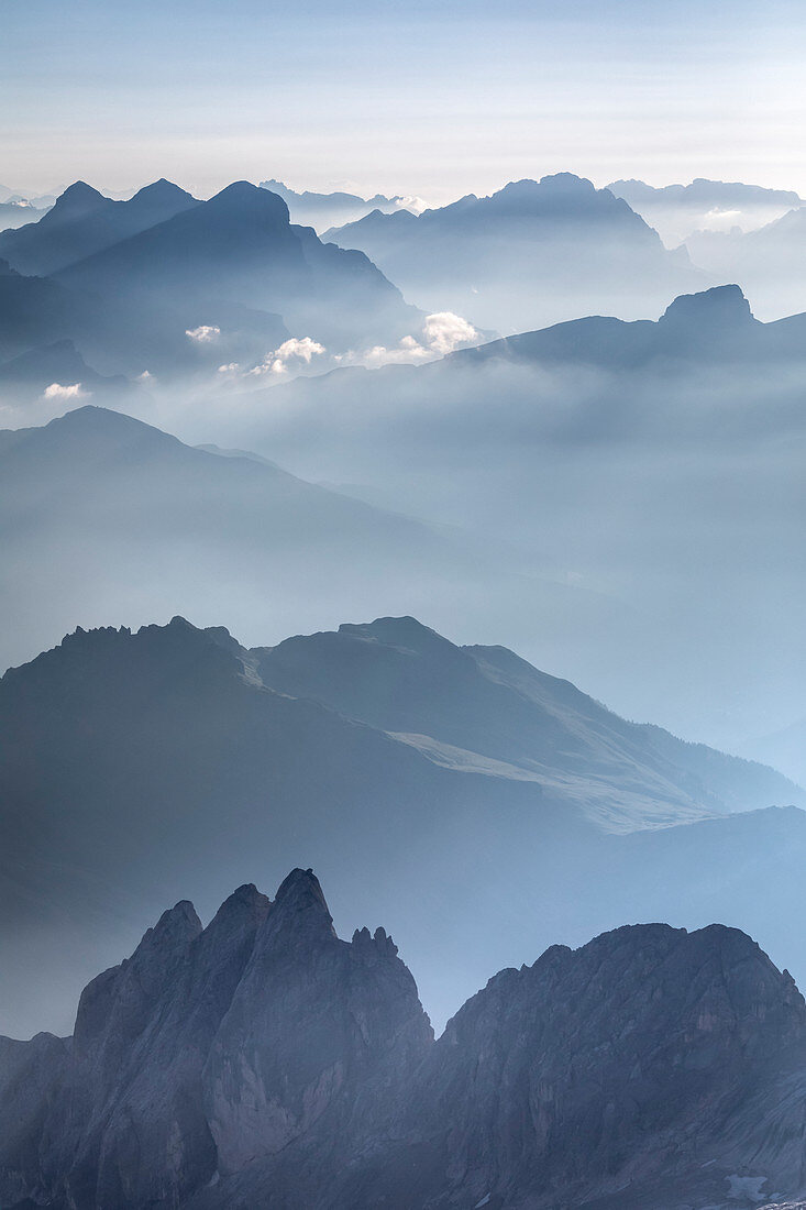 Blick von Marmolada in Richtung Horizont, Dolomiten, Trentino Südtirol, Italien