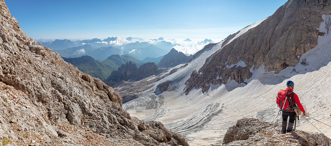 Wanderer auf dem kurzen Klettersteig zwischen Punta Penia und dem Gletscher, Marmolada, Marmolada, Marmorada-Gletscher, Trentino Alt-Etsch, Dolomiten, Italien