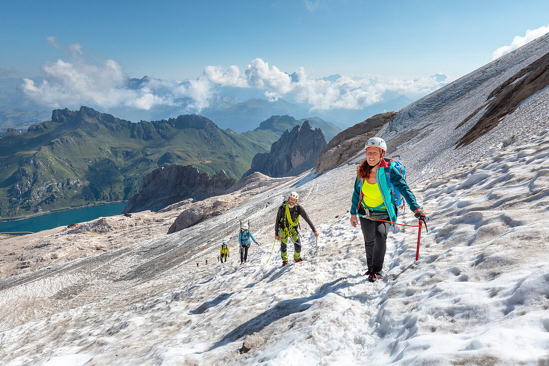 Gruppe von Kletterern auf der Strecke, die nach Punta Penia führt, dem höchsten Gipfel der Marmolada, Marmolada-Gletscher, Trentino Alt-Etsch, Dolomiten, Italien