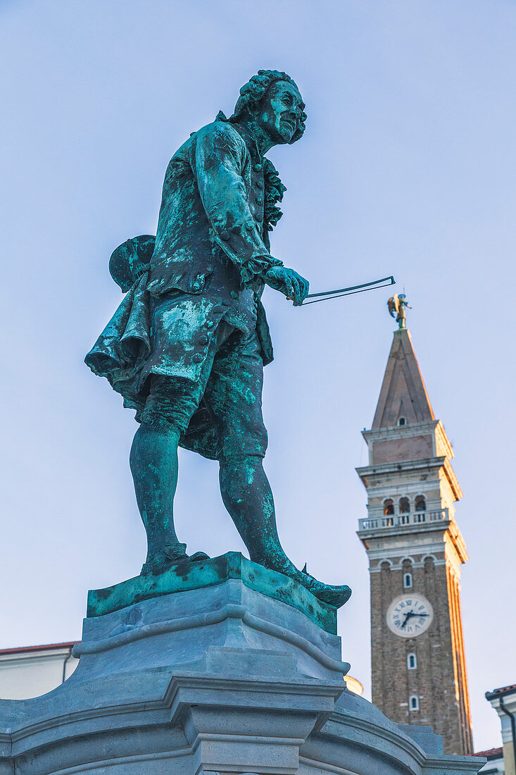 Die Statue von Giuseppe Tartini auf dem zentralen Platz von Piran, Primorska, Istrien, Slowenien