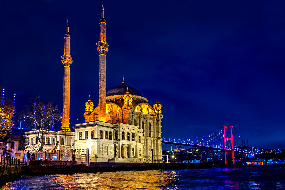 Ortaköy Moschee bei Nacht, Istanbul, Türkei, Türkisch