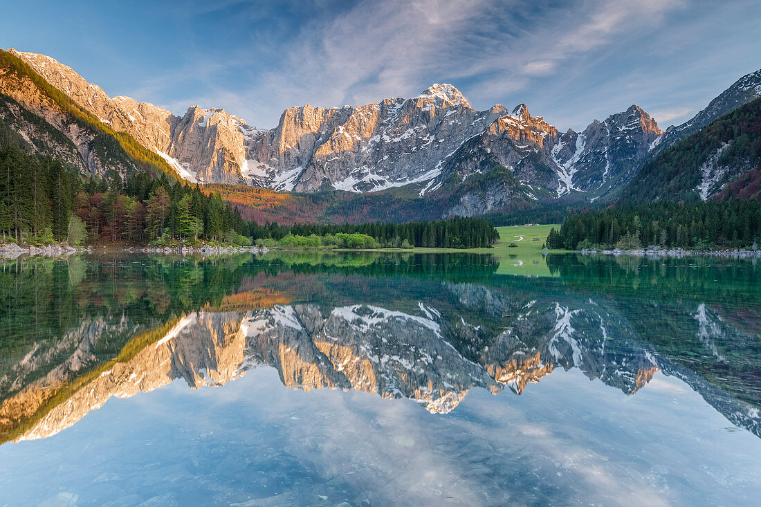 Fusine di Valromana, der obere See mit Mount Mangart im Hintergrund. Naturpark Fusine Lakes, Tarvisio, Provinz Udine, Friaul Julisch Venetien, Italien