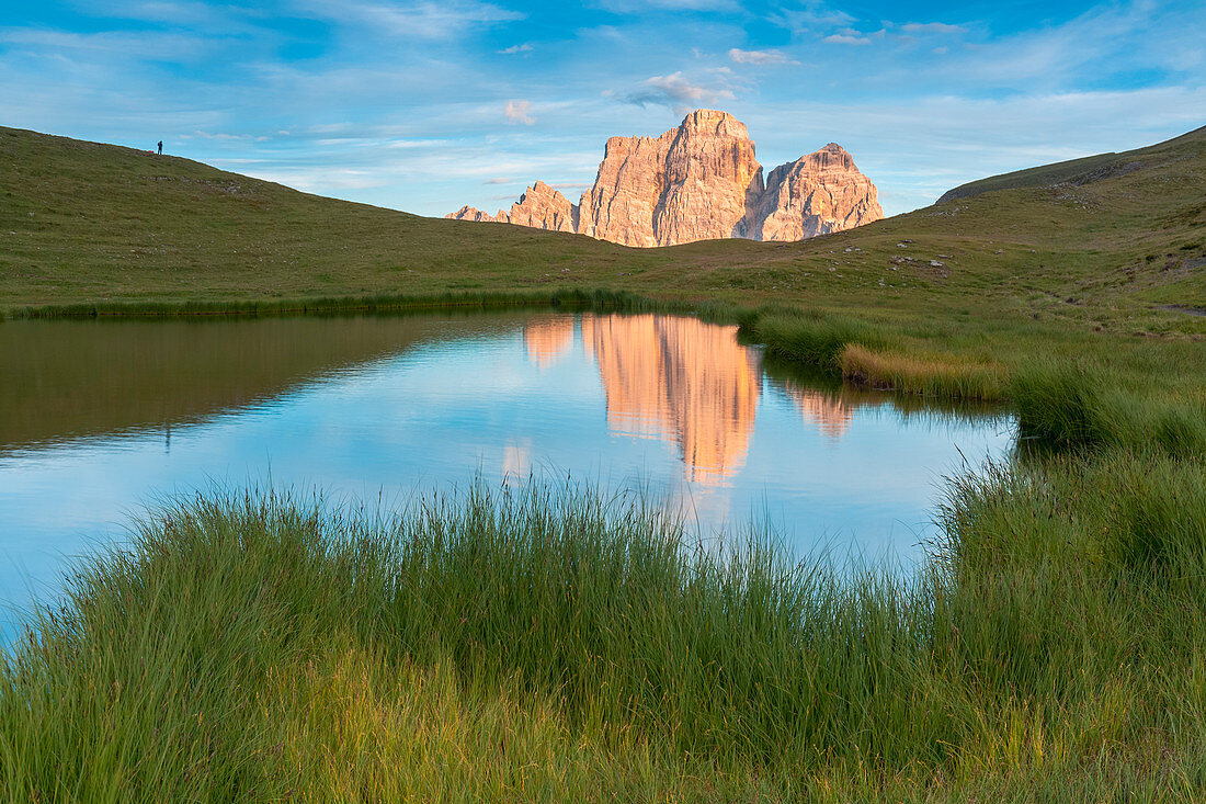 Alpensee &quot,delle Basteundquot;, Mondeval mit im Wasser reflektiertem Berg Pelmo, San Vito di Cadore, Belluno, Venetien, Italien