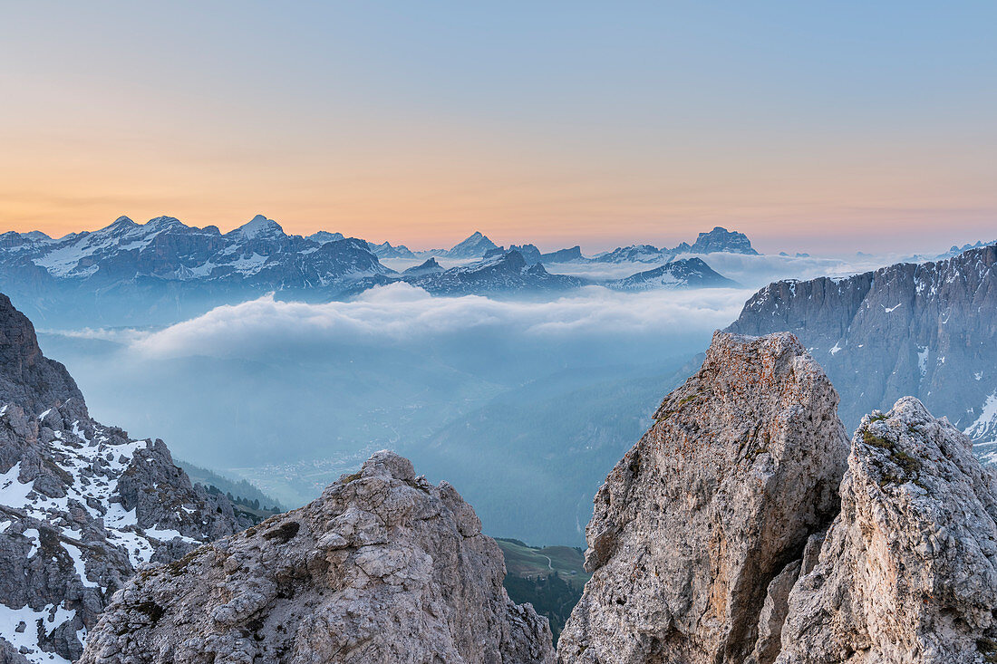 Gran Cir, Gardena Pass, Dolomiten, Bezirk Bozen, Südtirol, Italien, Europa. Blick kurz vor Sonnenaufgang vom Gipfel des Gran Cir auf die Berge von Tofane, Sorapiss, Antelao und Mount Pelmo