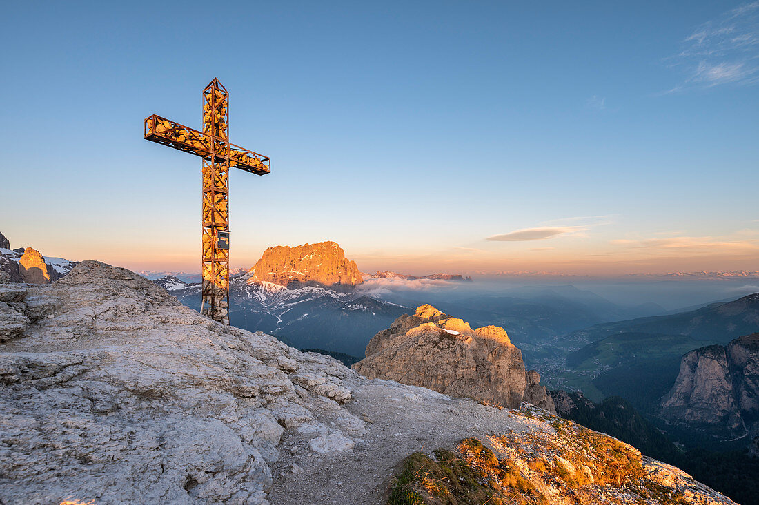 Gran Cir, Gardena Pass, Dolomiten, Bezirk Bozen, Südtirol, Italien, Europa. Sonnenaufgang auf dem Gipfel des Gran Cir