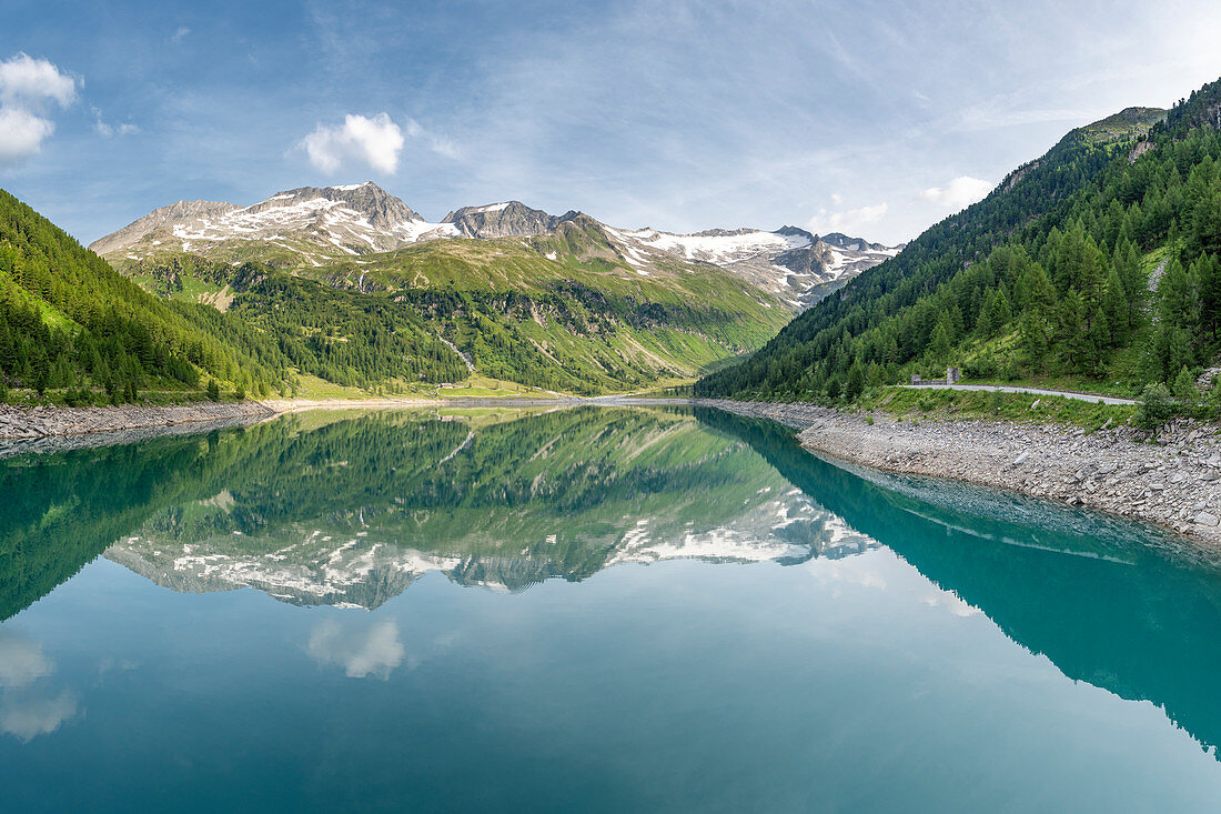 Selva dei Molini, Provinz Bozen, Südtirol, Italien, Europa. Der Lake Neves mit den Gipfeln Punta Bianca, Dosso Largo und Mesule