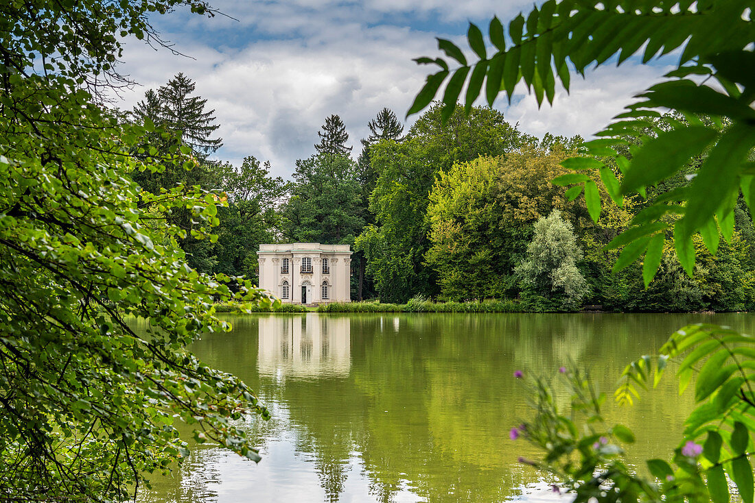 München, Bayern, Deutschland. Der Pagodenburgsee mit der Pagodenburg