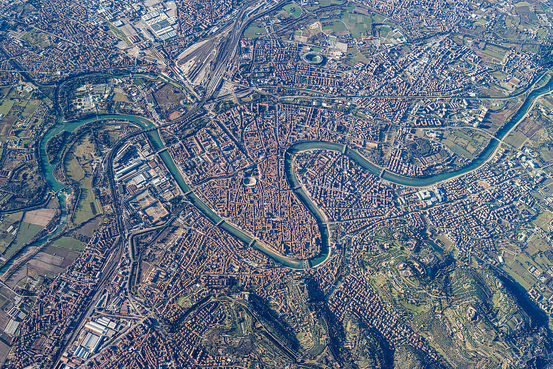 Verona, Venetien, Italien, Europa. Mit einem Heißluftballon die Alpen überqueren. Blick vom Ballon auf die Stadt Verona