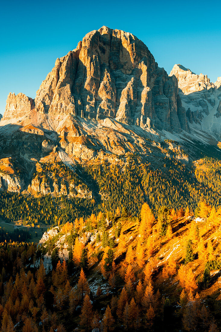 Tofana di Rozes bei Sonnenuntergang in der Herbstsaison, Cortina d'Ampezzo, Venetien, Italien
