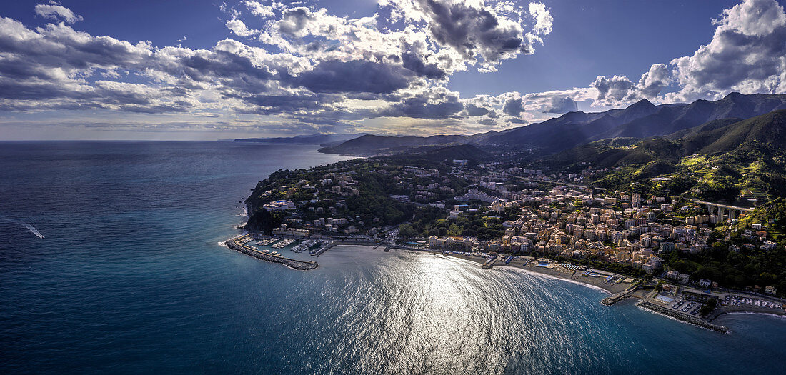 Panorama-Luftaufnahme nach Arenzano, Provinz Genua, Ligurien, Italien