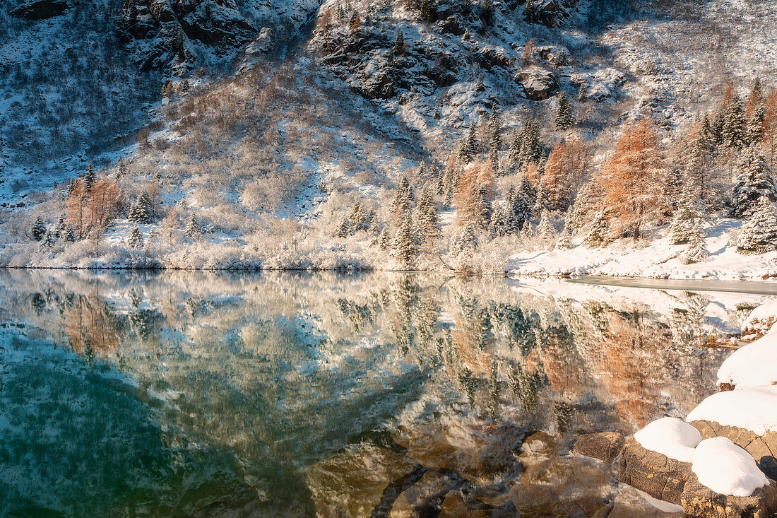 Herbstsaison in Aviolo See, Vallecamonica, Provinz Brescia, Lombardei, Italien, Europa