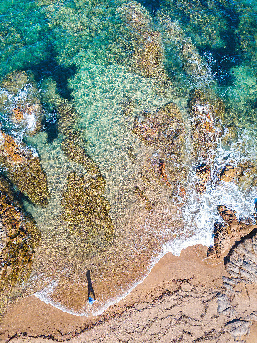 Luftaufnahme des Strandes mit Frau, Vignola Stute, Provinz Sassari, Gallura, Italien, Europa, Sardinien.