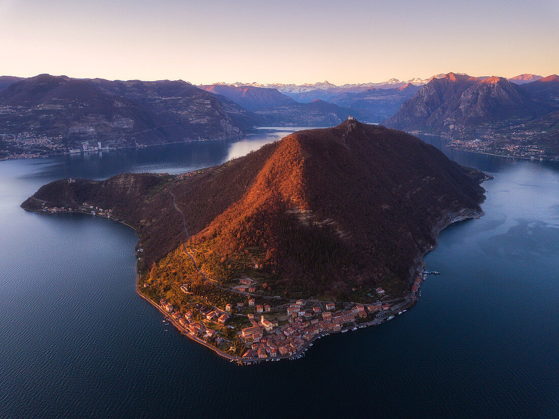 Luftaufnahme von Monte Isola bei Sonnenuntergang in Iseo See, Provinz Brescia, Lombardei Bezirk, Italien, Europa.