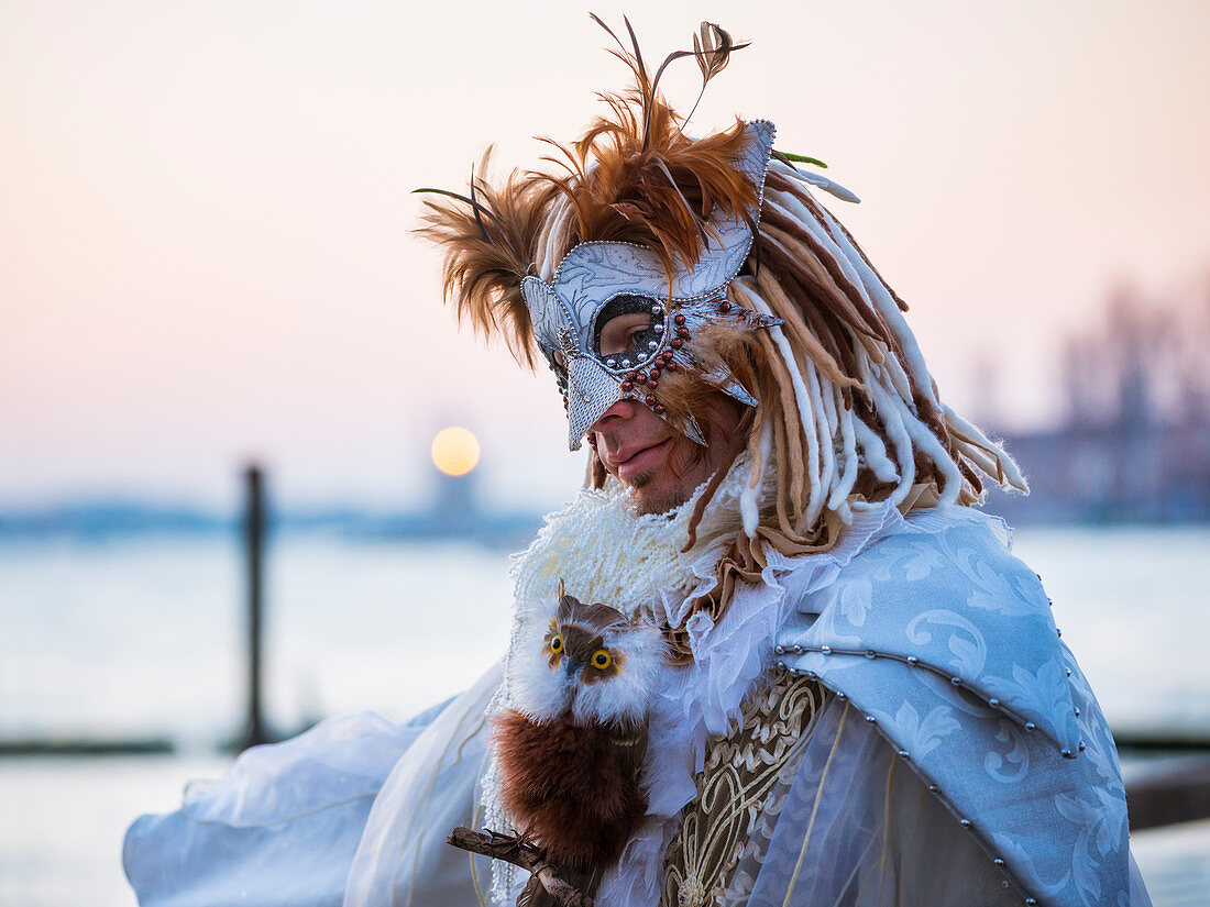 Typische Maske des Karnevals von Venedig in Riva degli Schiavoni, Venedig, Venetien, Italien