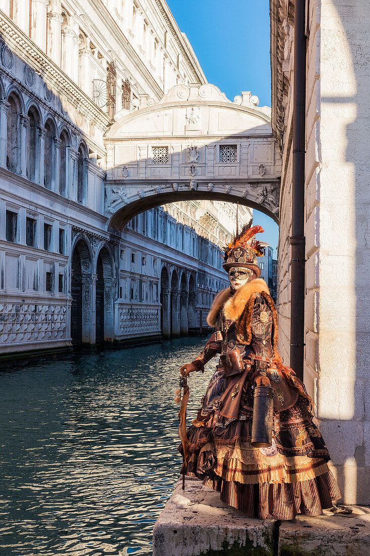 Typische Maske des Karnevals von Venedig mit der Seufzerbrücke im Hintergrund, Venedig, Venetien, Italien