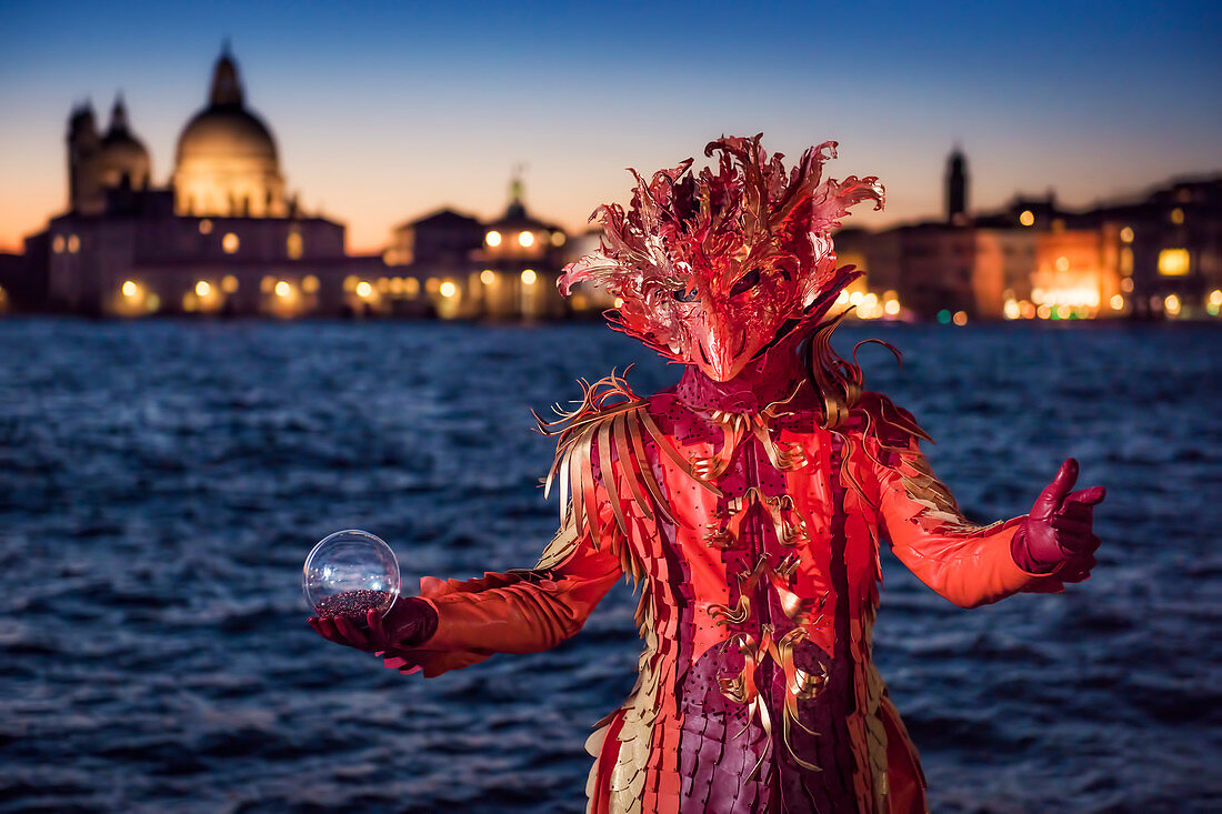 Typische Maske des Karnevals von Venedig mit Kirche von La Salute im Hintergrund, Venedig, Venetien, Italien