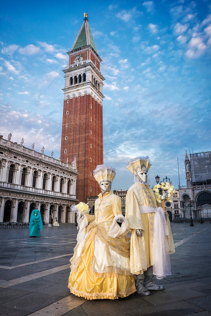 Typische Maske des Karnevals von Venedig mit dem Glockenturm des hl. Markus im Hintergrund, Venedig, Venetien, Italien