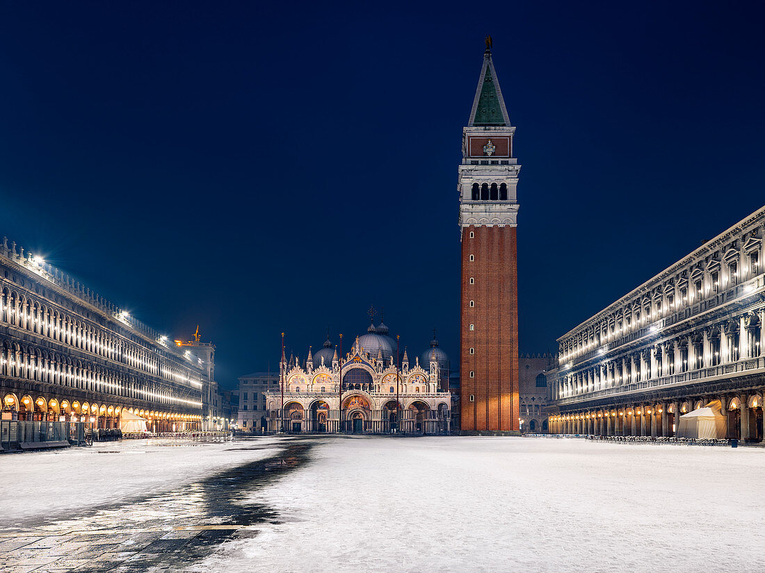 Snowy Venice, ein seltener Schneefall auf dem Markusplatz, Venedig, Venetien, Italien