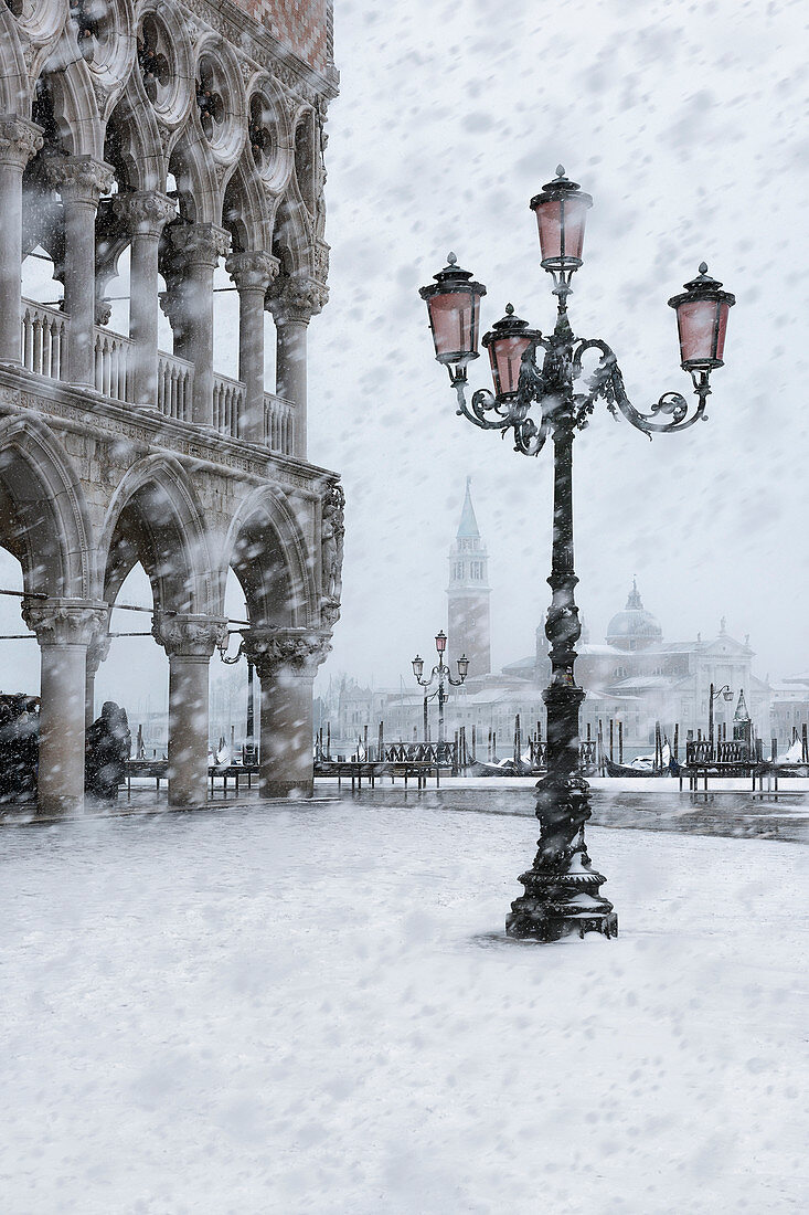 Snowy Venice, ein seltener Schneefall auf dem Markusplatz mit St. George's Insel im Hintergrund, Venedig, Venetien, Italien