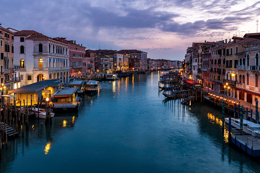 Canal Grande in der Abenddämmerung während Coronavirus. Rialto, Venedig, Venetien, Italien, Europa.