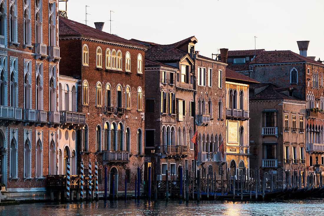 Gebäude im Canal Grande am Abend, Venedig, Venetien, Italien, Europa