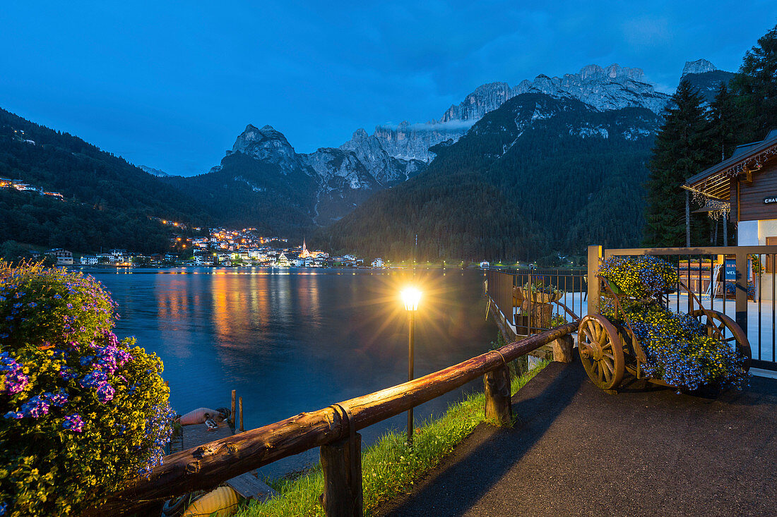 Alleghe See in der Abenddämmerung, Venetien, Italien, Europa