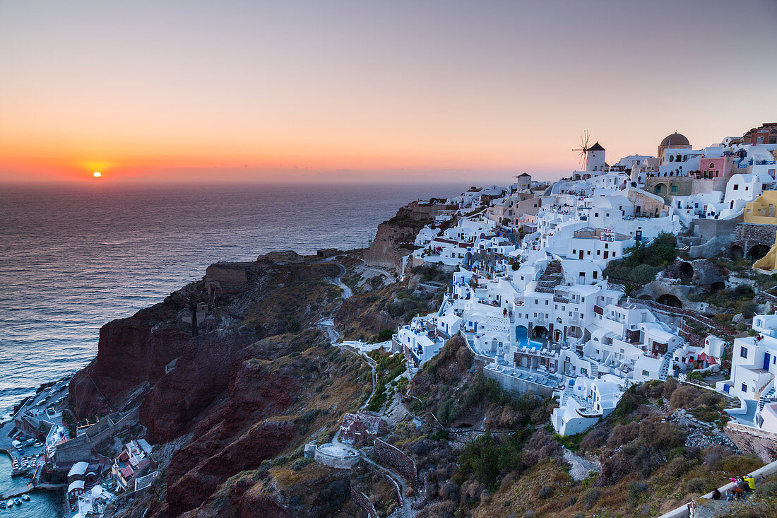 Sonnenuntergang im Dorf Oia in Santorini, Kykladen, Griechenland