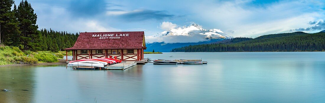 Maligne See und historisches Bootshaus im Jasper National Park, Alberta, Kanada