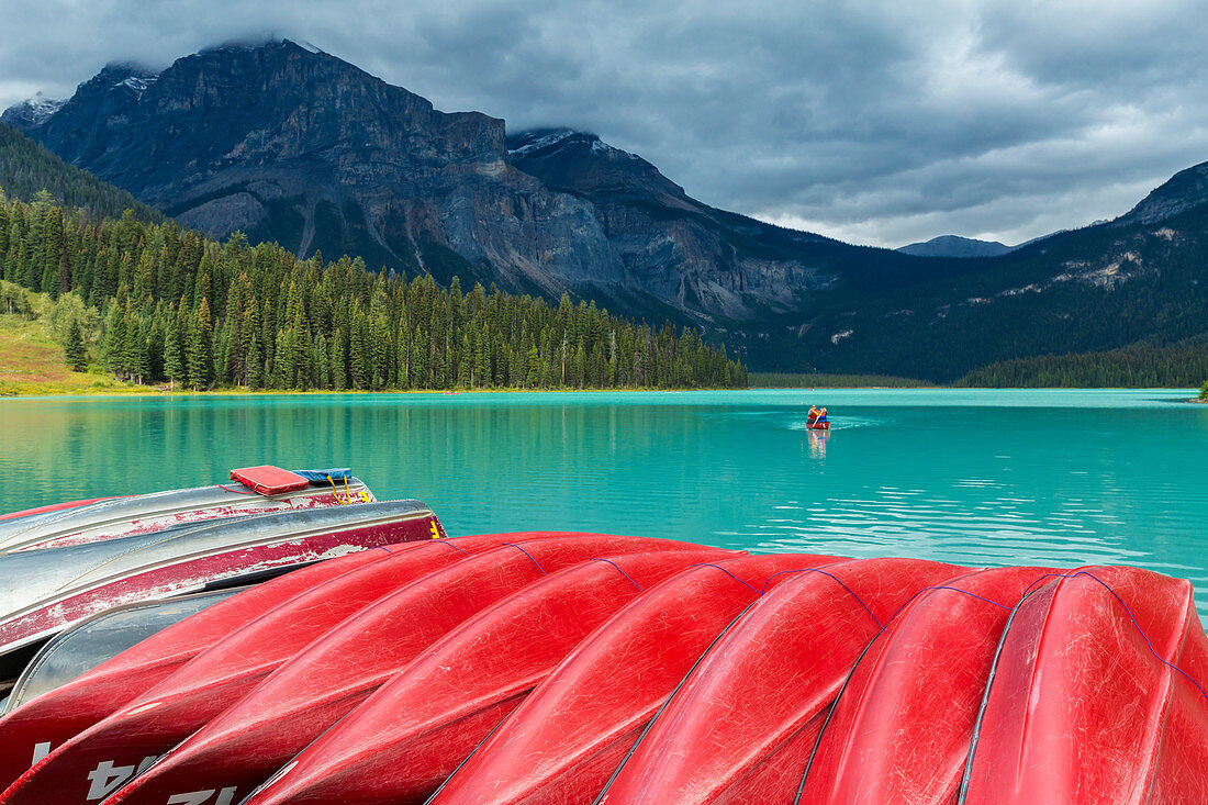 Mieten Sie Kanus in Emerald Lake, Yoho National Park, Feld, British Columbia, Kanada