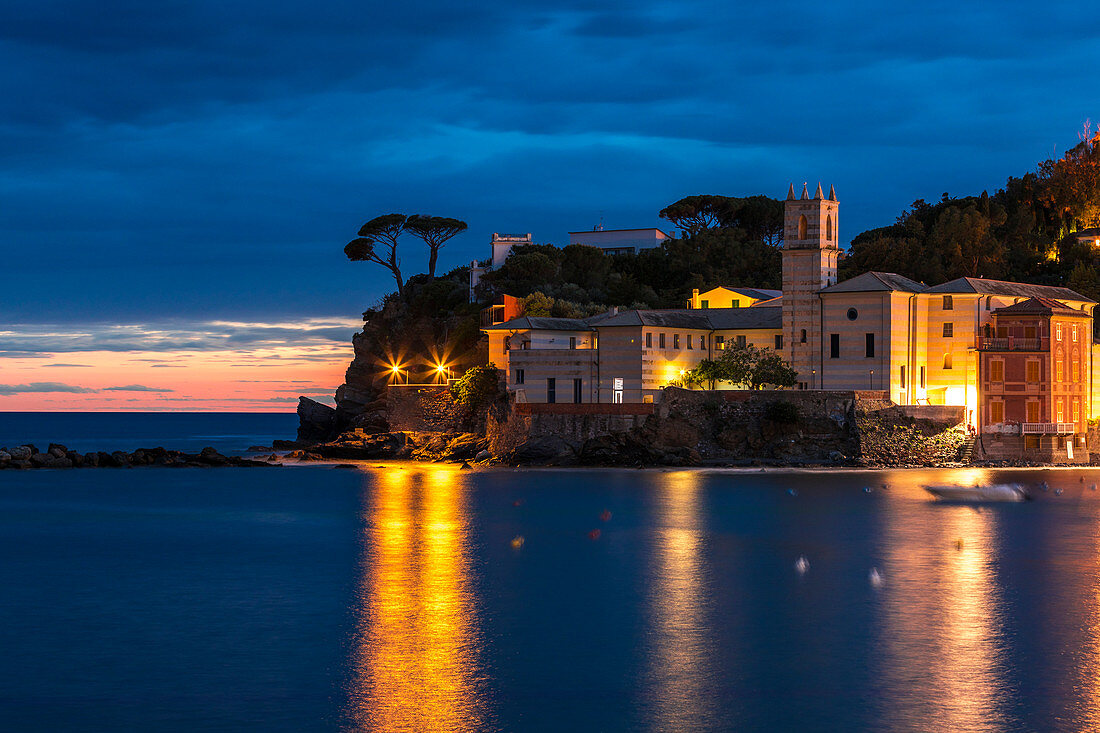Lichter der Altstadt spiegelten sich im Meer in der Abenddämmerung, Sestri Levante, Provinz Genua, Ligurien, Italien wider