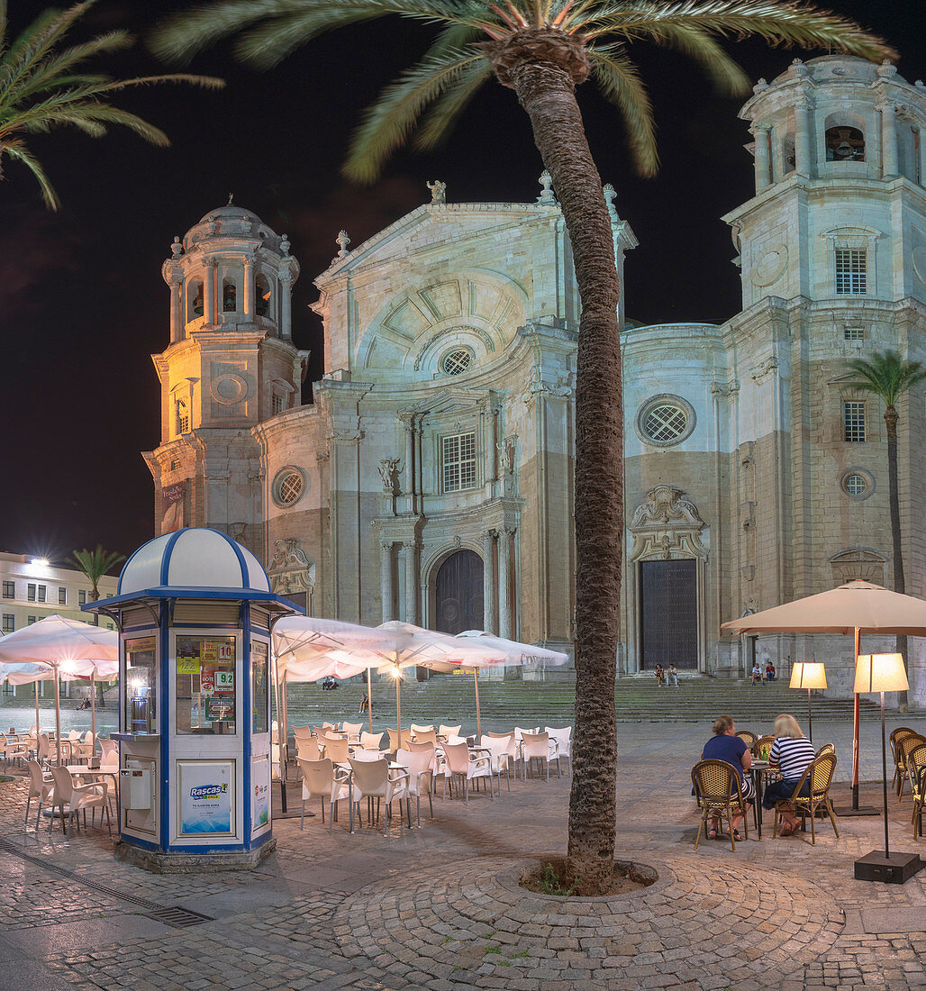 Panorama der Kathedrale Santa Cruz bei Nacht und Plaza Catedral, Cadiz, Andalusien, Spanien