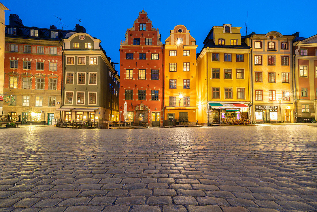 Beleuchtete mittelalterliche Stadthäuser in der Abenddämmerung, Stortorget Square, Gamla Stan, Stockholm, Schweden