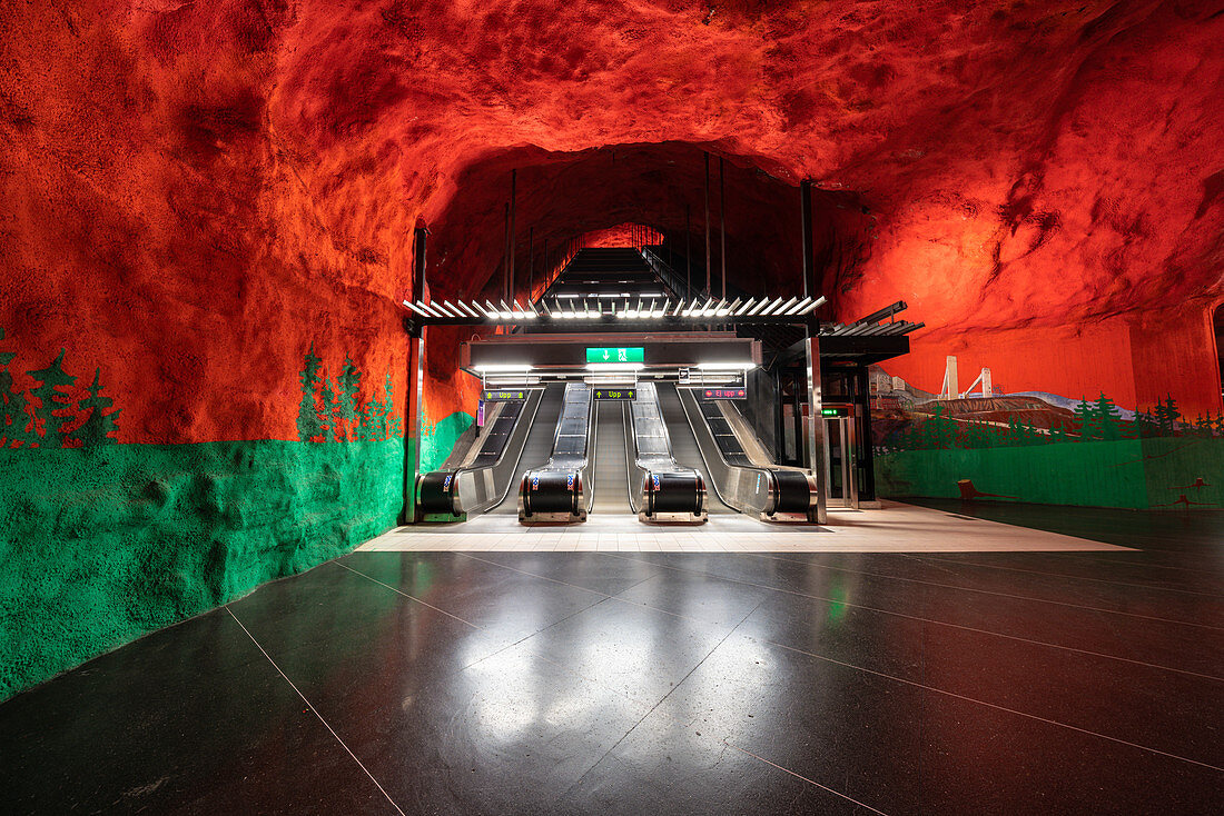 Rolltreppen in der U-Bahnstation Solna Centrum mit roten und grünen Gemälden an Decke und Wänden, Stockholm, Schweden