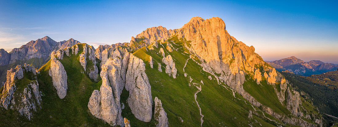 Luftpanorama von Grignetta (Grigna Meridionale) und Rifugio Rosalba, Comer See, Provinz Lecco, Lombardei, Italien