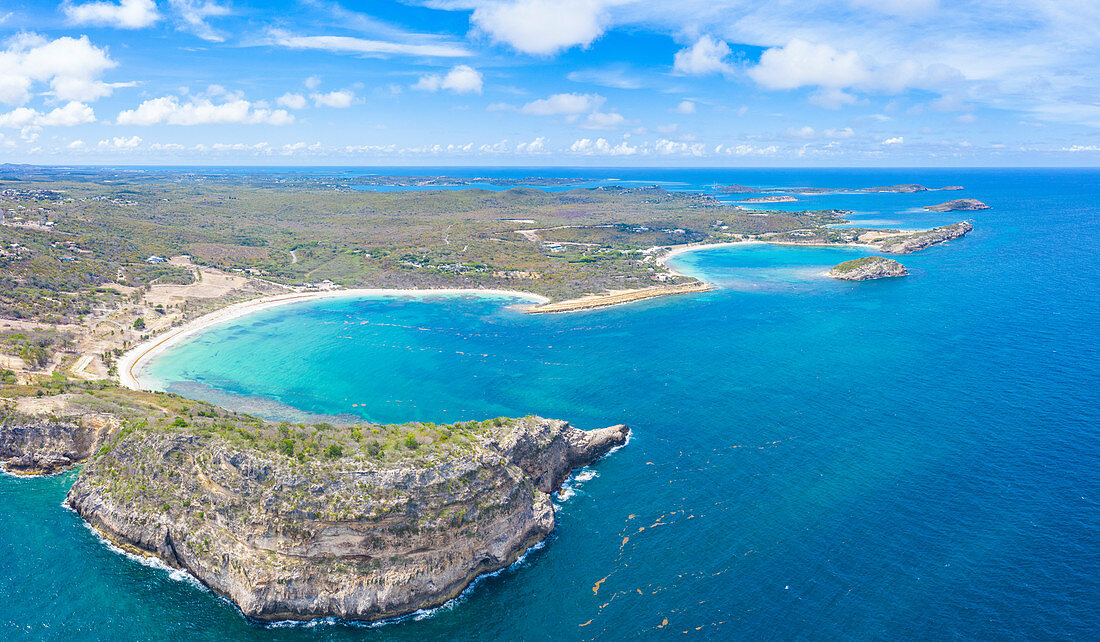 Luftpanorama der Klippen, die Half Moon Bay und Exchange Bay, Antigua, Karibik, Westindische Inseln umgeben