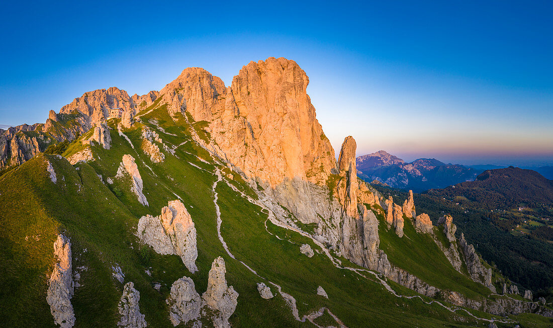 Luftpanorama von Grignetta (Grigna Meridionale), Torre Cinquantenario, Torre Cecilia und Rifugio Rosalba, Lecco, Lombardei, Italien