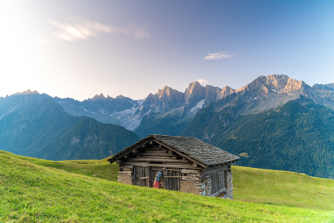 Traditionelle Hütte mit Piz Cengalo und Badile im Hintergrund, Tombal, Soglio, Val Bregaglia, Kanton Graubunden Schweiz