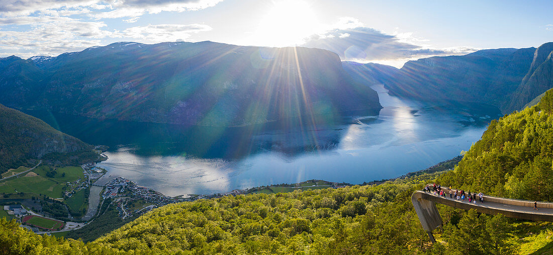 Luftpanorama von Stegastein Aussichtspunkt mit Blick auf Aurlandsfjord, Sogn og Fjordane County, Norwegen